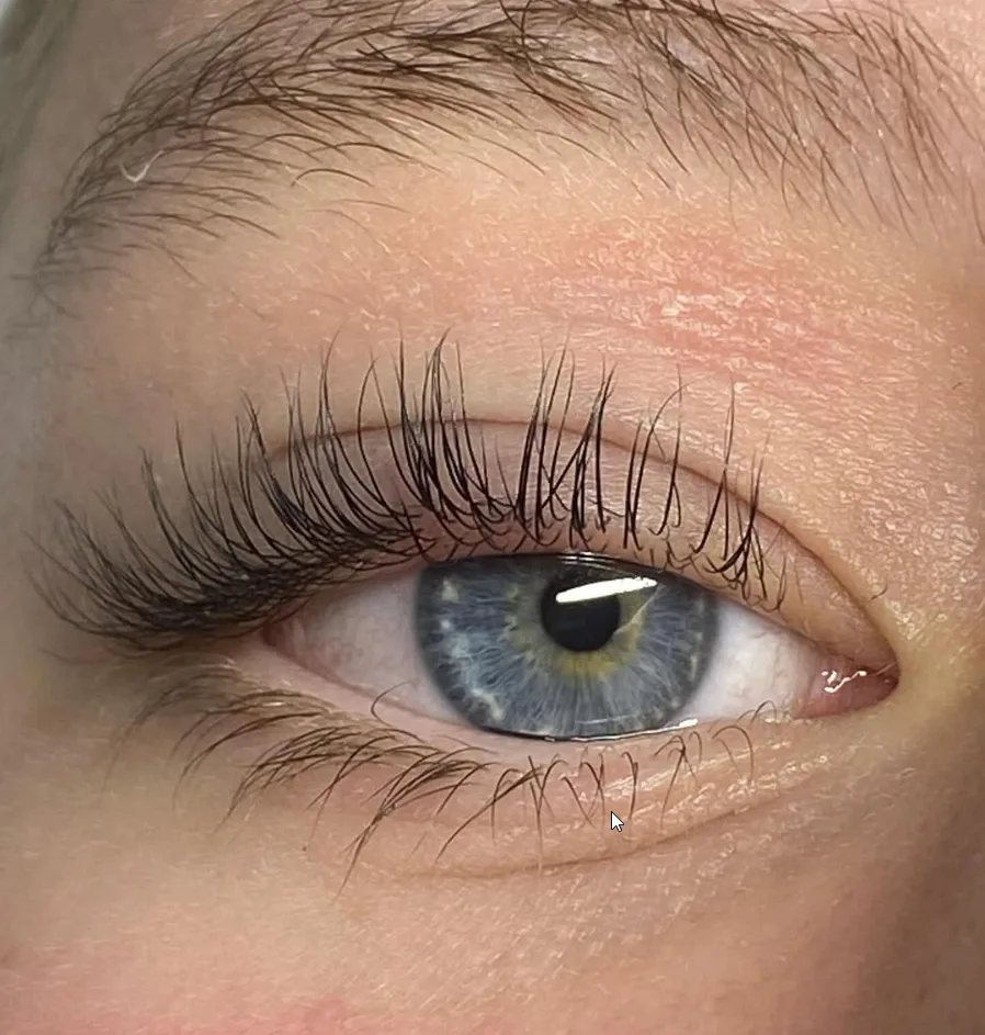 Lash extensions by Glamouré Institute in Trollhättan