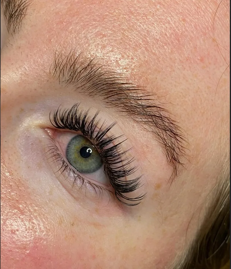 Lash extensions by Glamouré Institute in Trollhättan